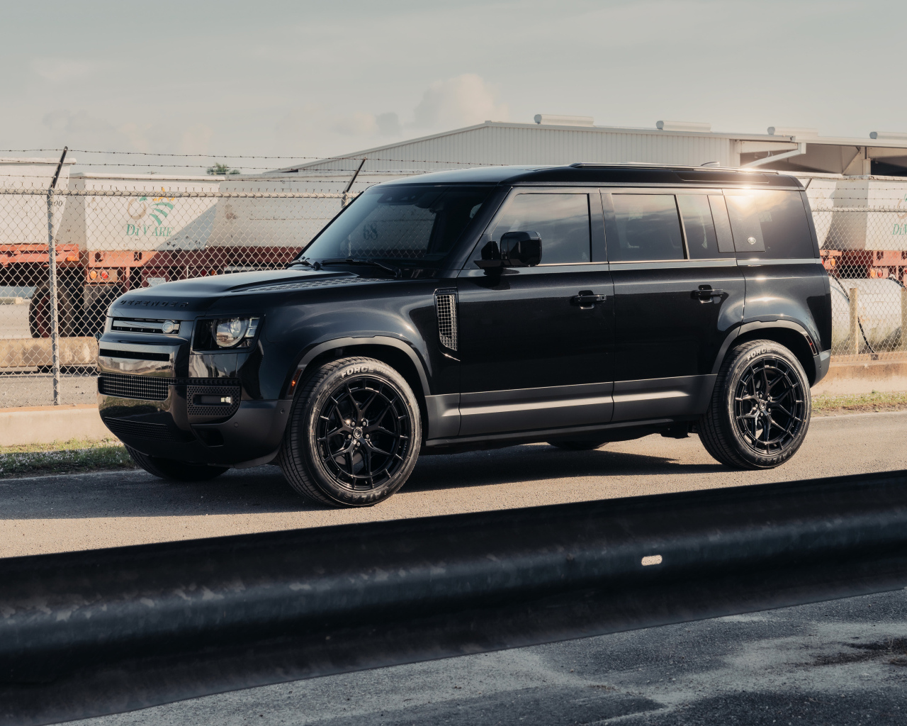 Большой черный Land Rover Defender