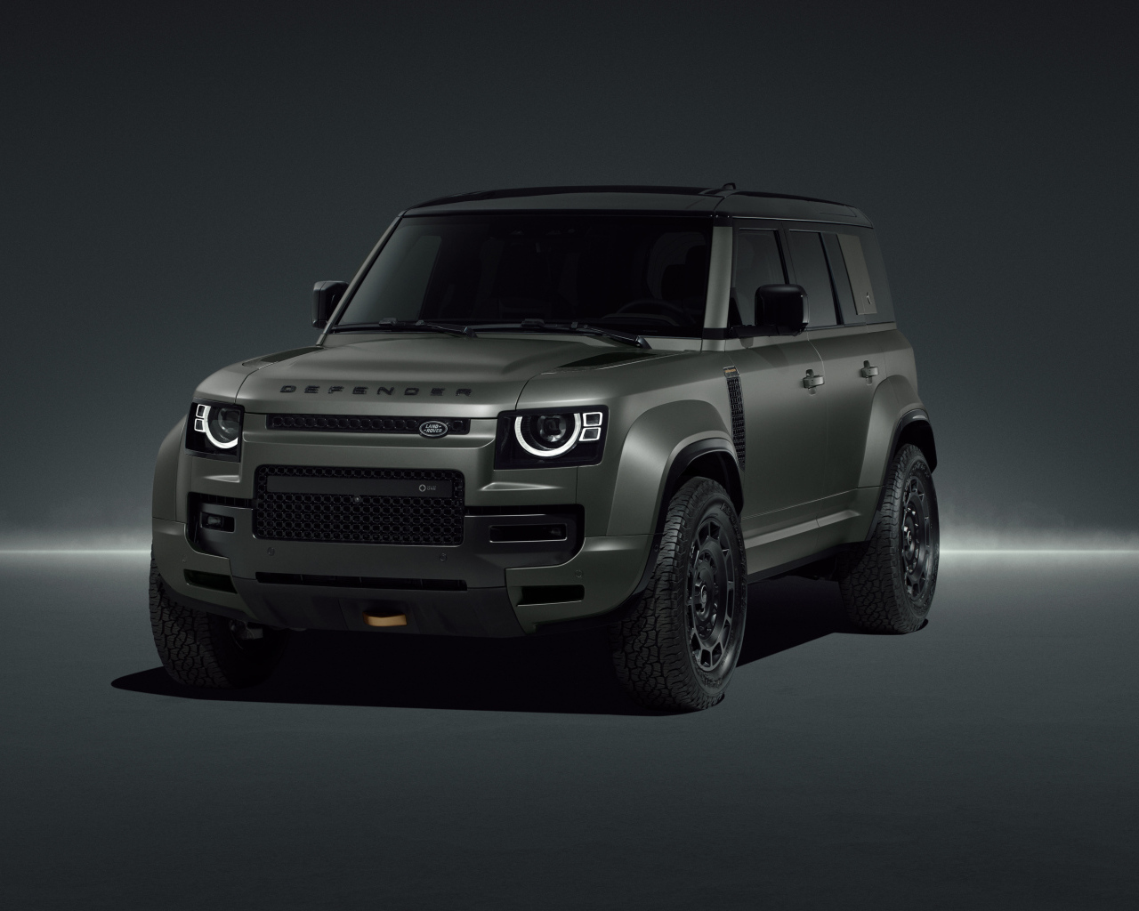 Вид спереди на внедорожник Land Rover Defender OCTA Edition One 2024 года