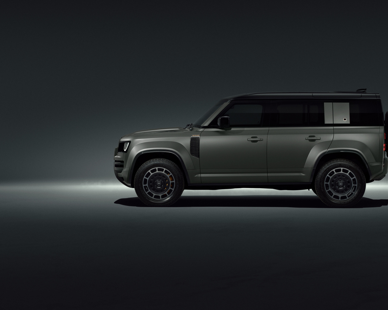 Вид сбоку на автомобиль Land Rover Defender OCTA Edition One