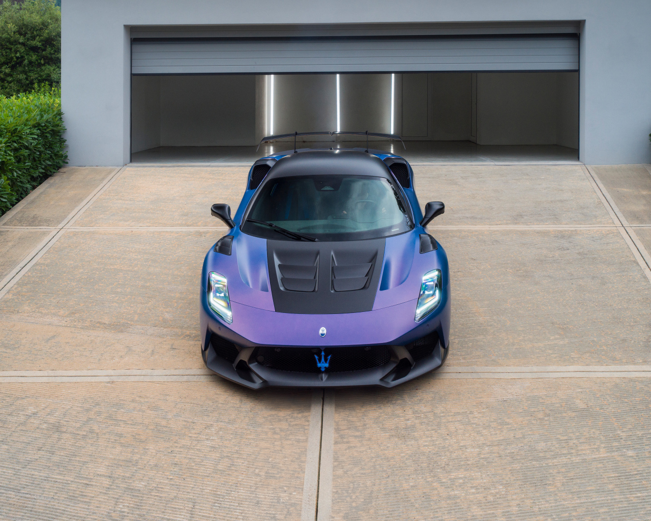 Автомобиль Maserati GT2 Stradale 2024 года у гаража