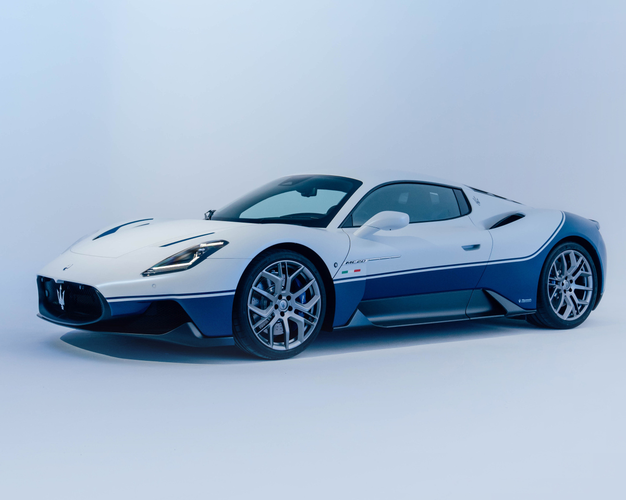 Спортивный автомобиль Maserati MC20 Icona 2024 года