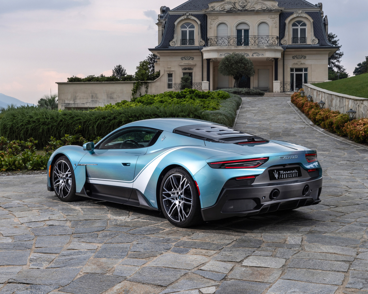 Вид сзади на автомобиль Maserati MC20 Iris 2024 года