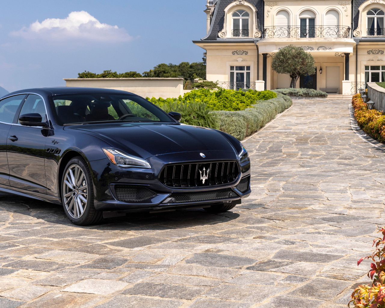 Автомобиль Maserati Quattroporte Grand Finale 2024 года у дома