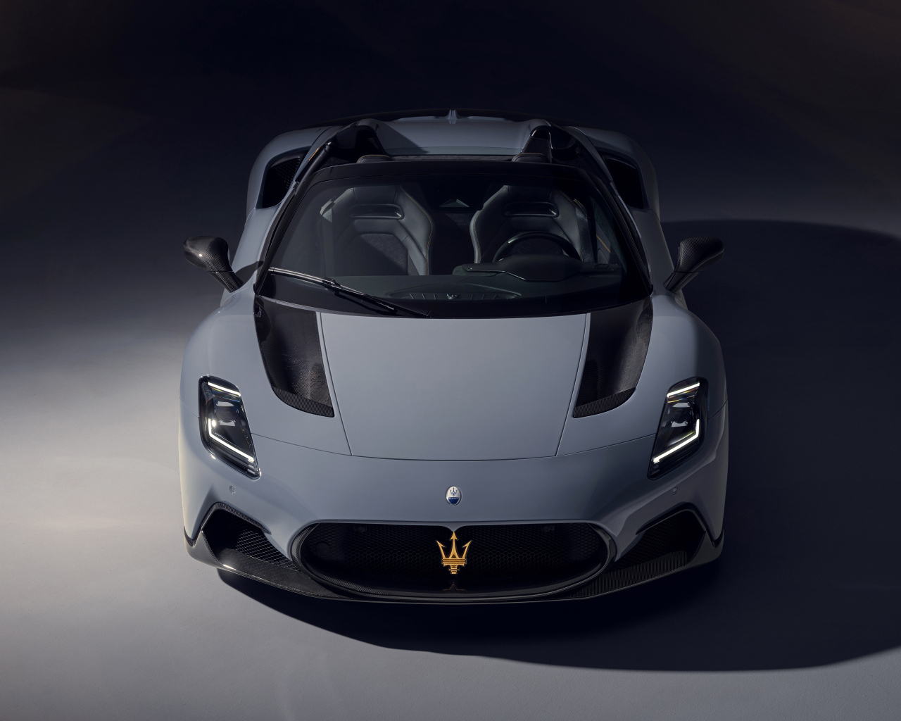 Серый автомобиль Novitec Maserati MC20 Cielo 2024 года