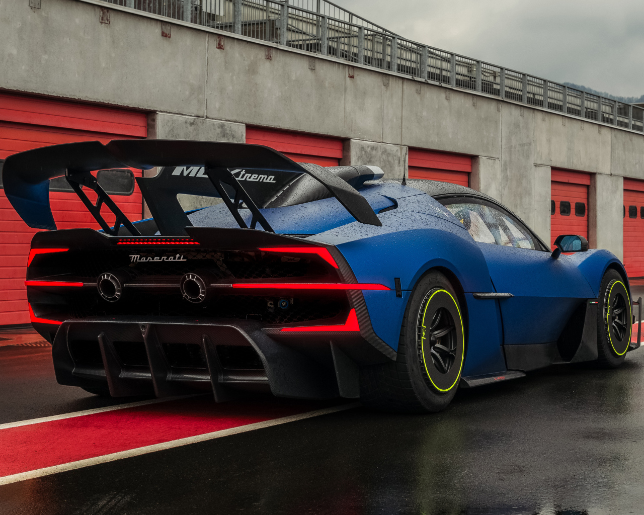 Вид сзади на автомобиль Maserati MCXtrema