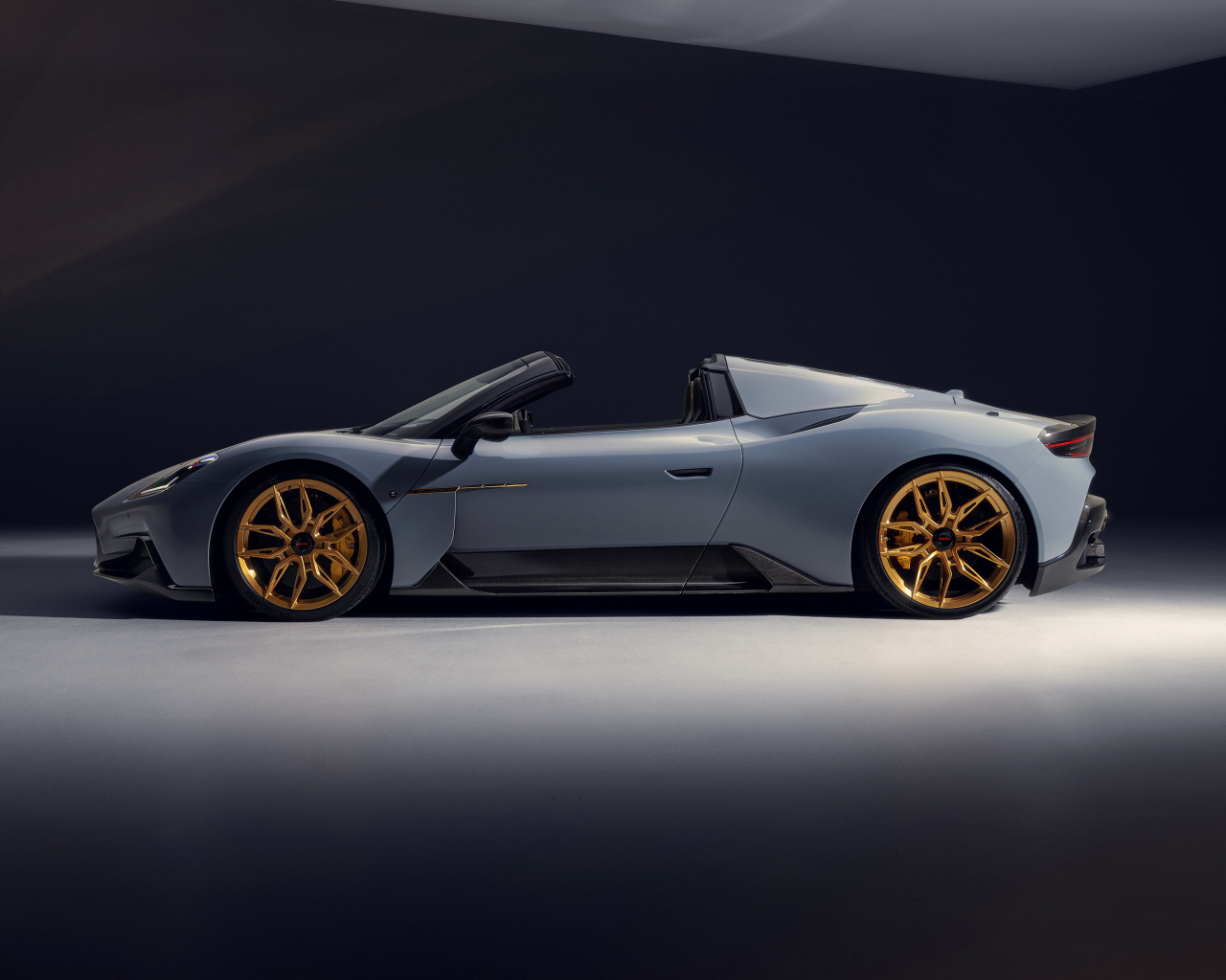 Вид сбоку на серый автомобиль Novitec Maserati MC20 Cielo 2024 года