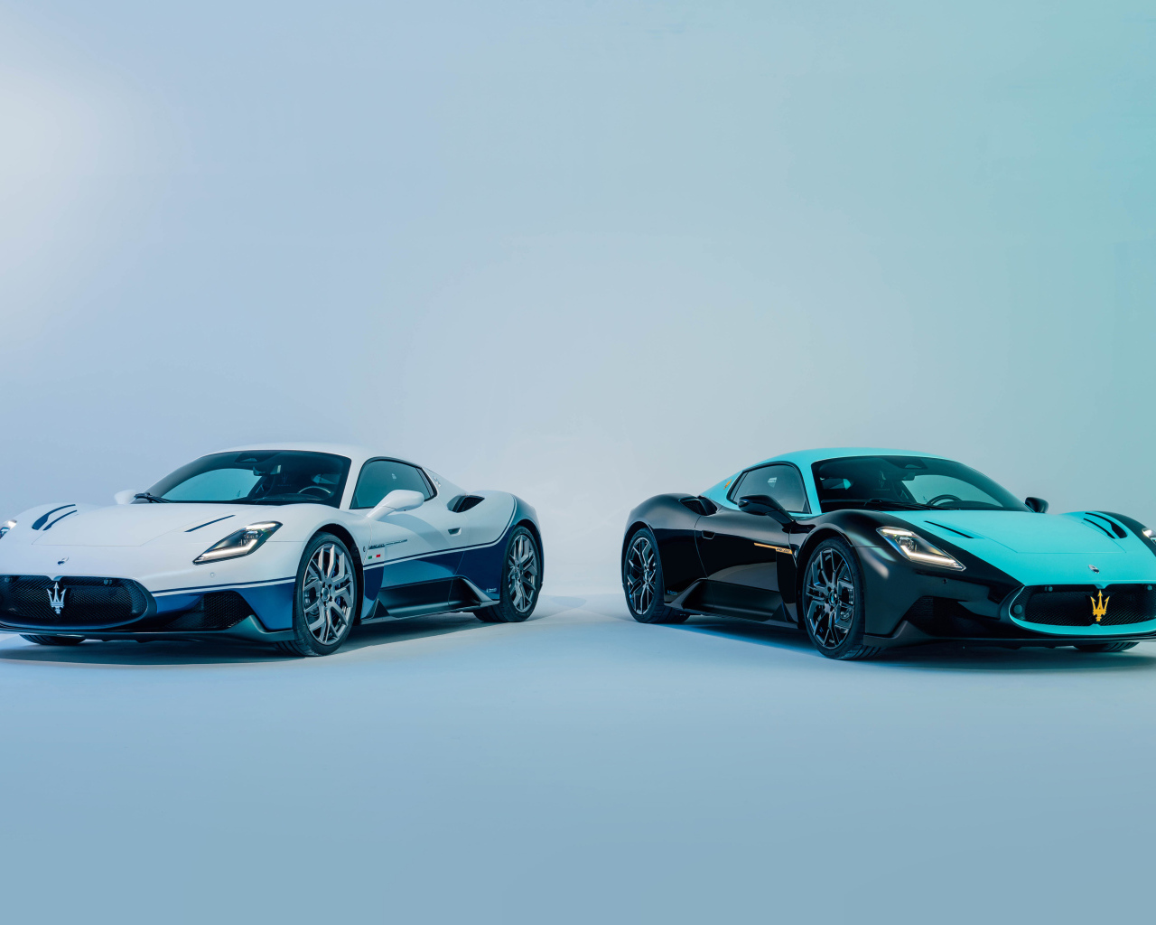 Два автомобиля Maserati MC20 Leggenda & Icona 2024 года