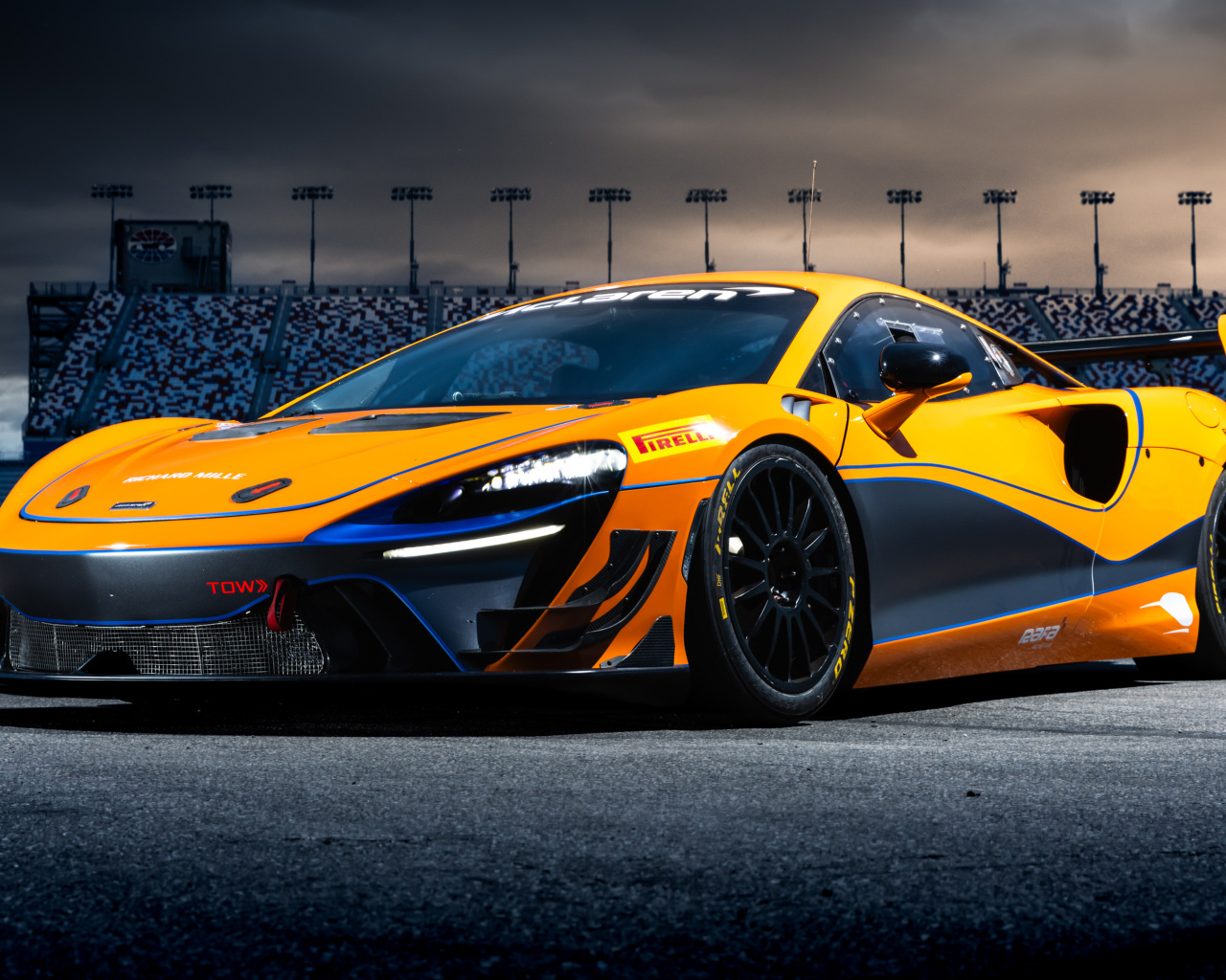 Оранжевый автомобиль McLaren Artura