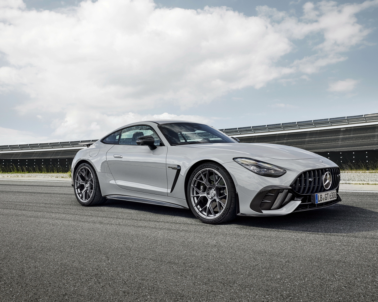 Серый автомобиль Mercedes-AMG GT 63 PRO 4MATIC+ 2024 года