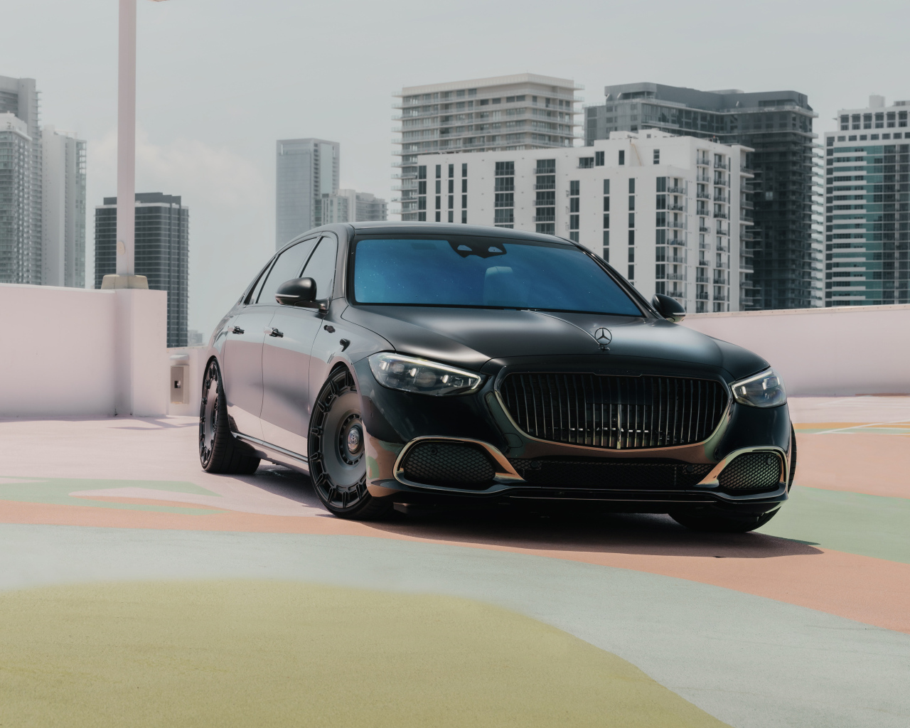 Черный автомобиль Mercedes-Benz Maybach S Class S680 V12