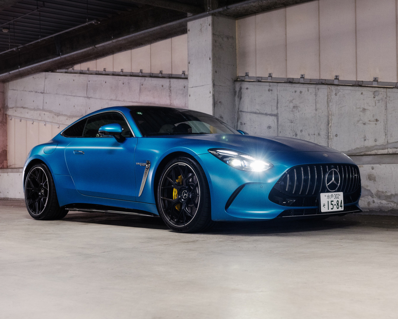 Синий автомобиль Mercedes-AMG GT 63 4MATIC+