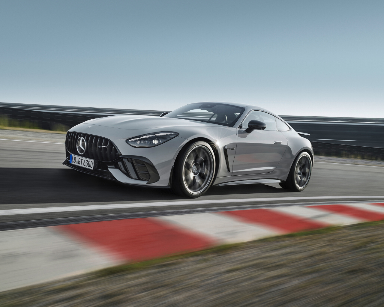 Серебристый автомобиль Mercedes-AMG GT 63 PRO 4MATIC+ 2024 года