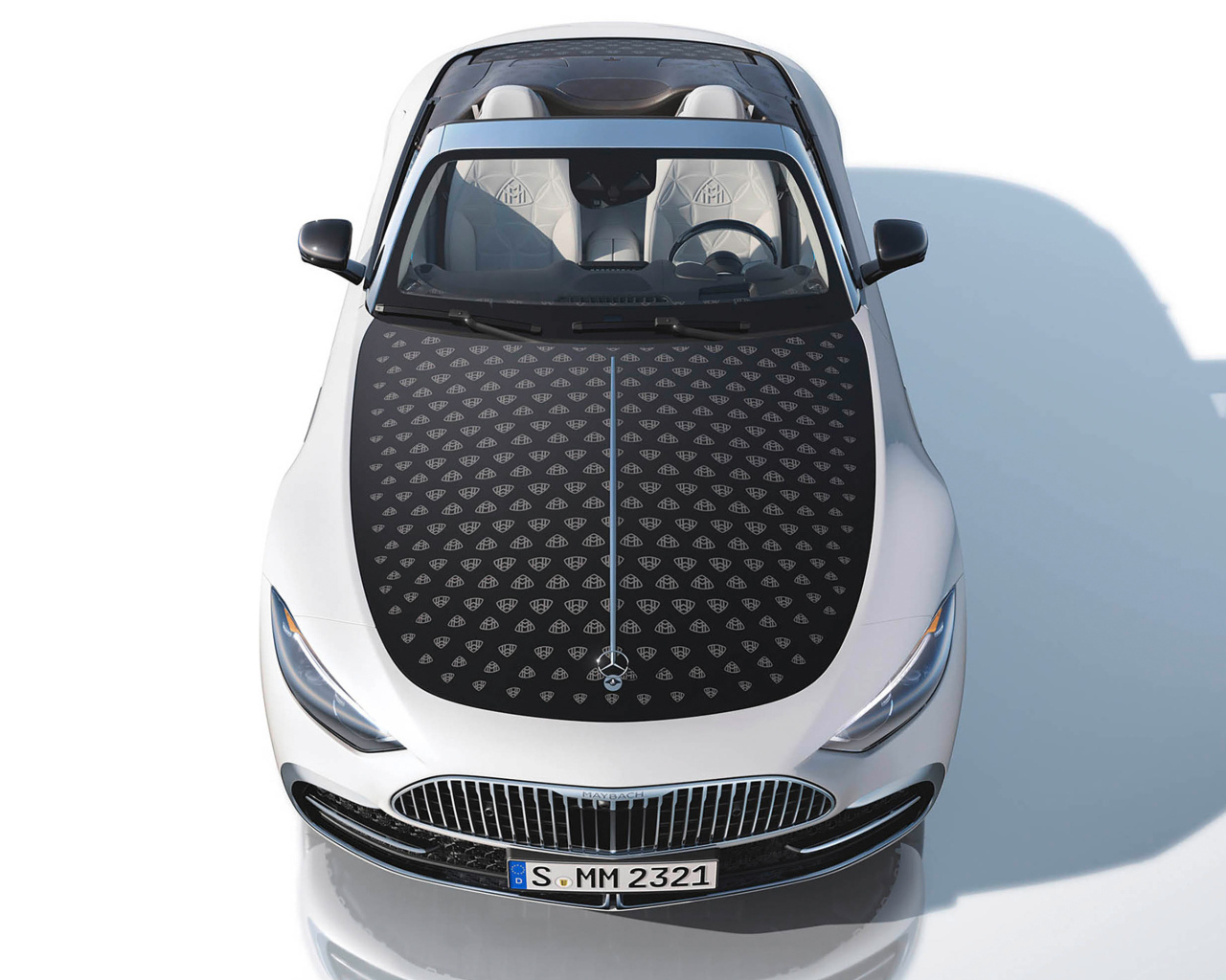 Вид сверху на автомобиль Mercedes-Maybach SL 680 Monogram Series 2024 года