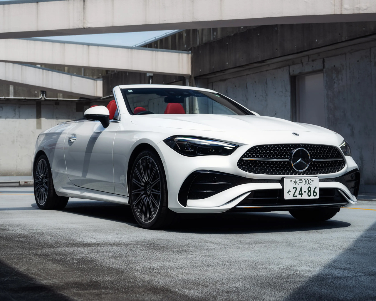 Белый кабриолет Mercedes-Benz CLE 200 AMG Line Cabrio 2024 года