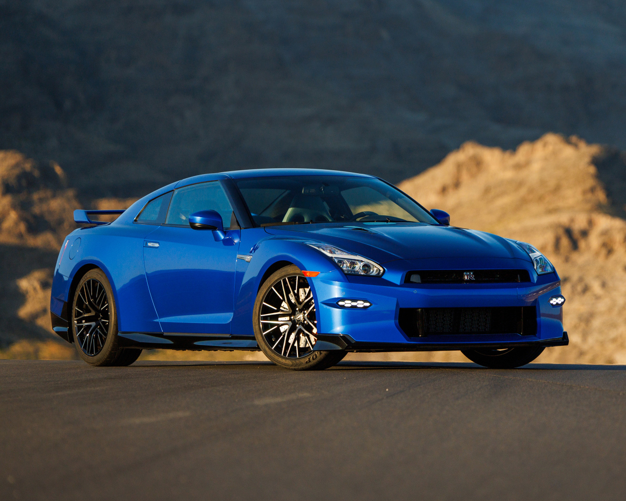 Автомобиль Nissan GT-R Skyline Edition2024 года синего цвета