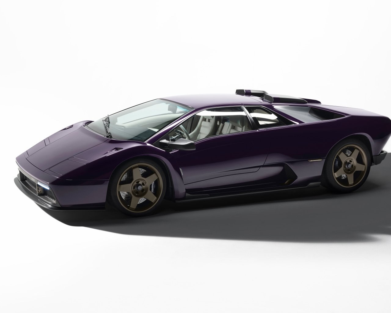 Автомобиль Eccentrica V12 2024 года на белом фоне