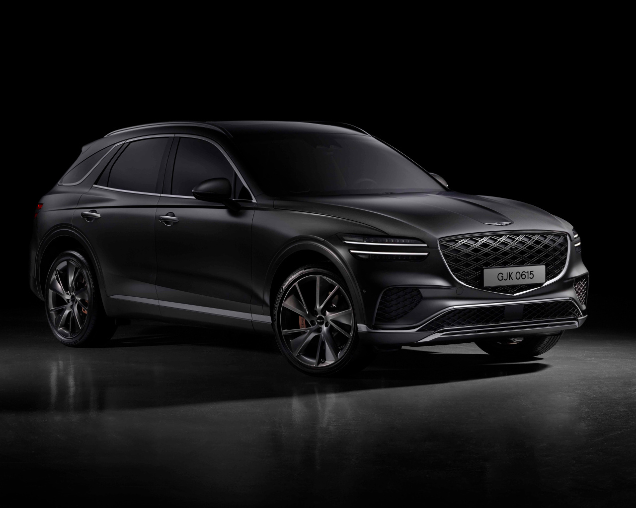 Автомобиль Genesis GV70 2024 года на черном фоне