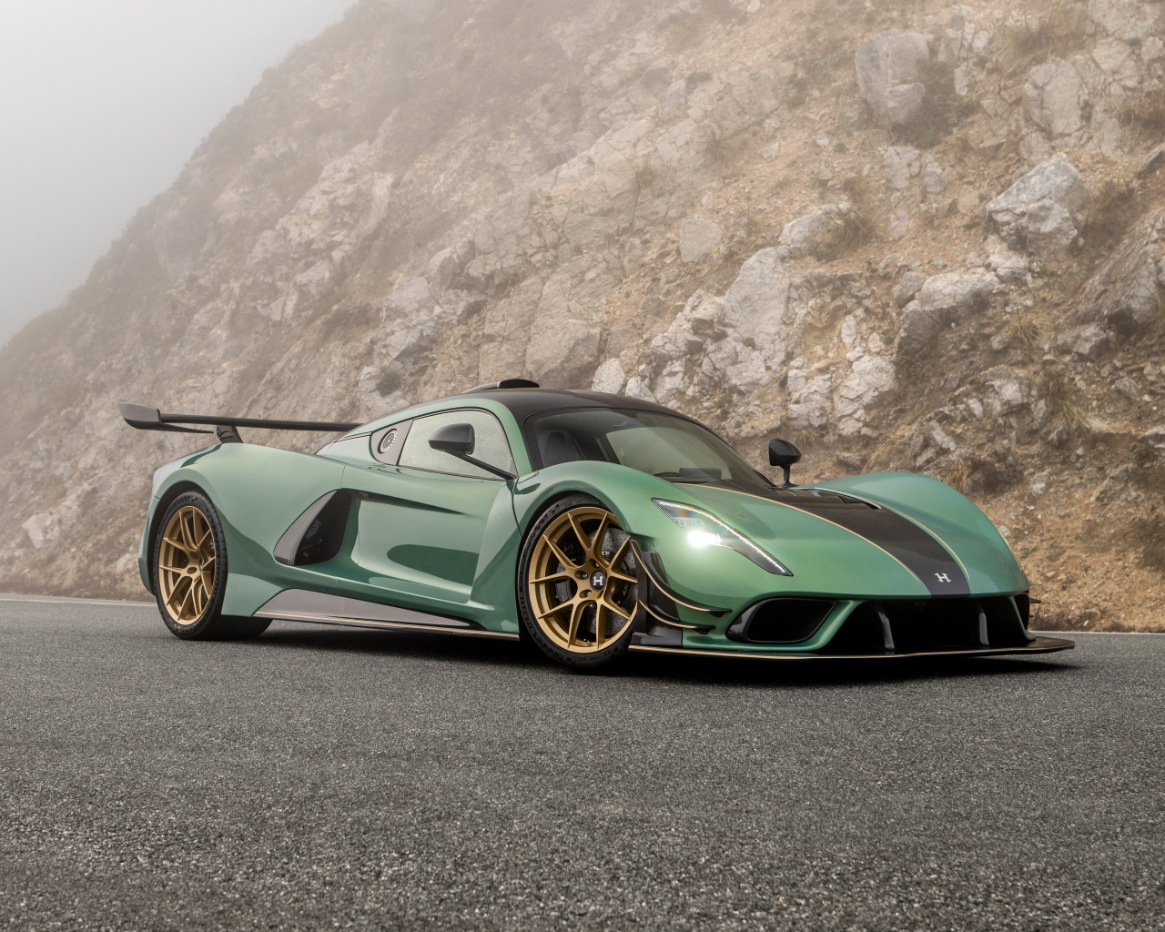 Автомобиль Hennessey Venom F5 Stealth Series 2024 года в горах