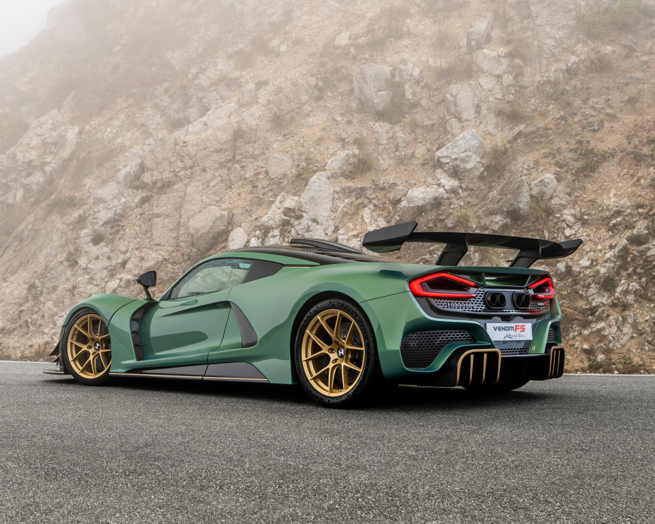 Автомобиль Hennessey Venom F5 Stealth Series 2024 года на фоне горы