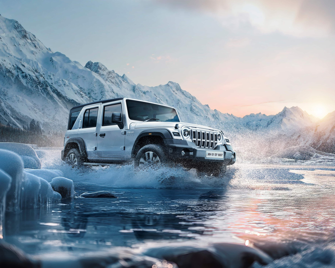 Внедорожник Mahindra Thar Roxx 2024 года едет по ледяной реке