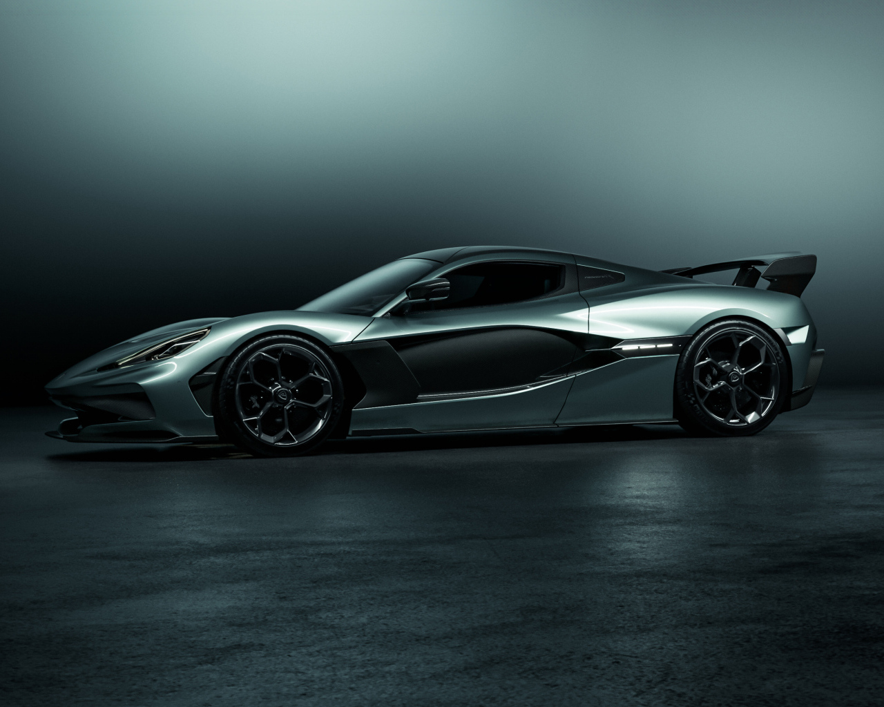 Автомобиль Rimac Nevera R 2024 года вид сбоку