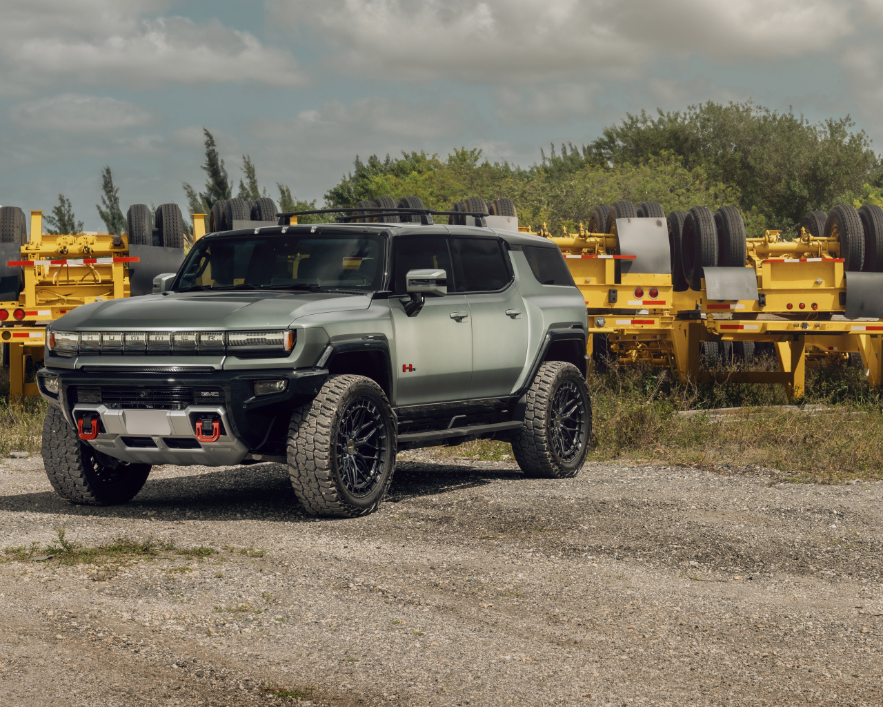 Большой электрический внедорожник Hummer