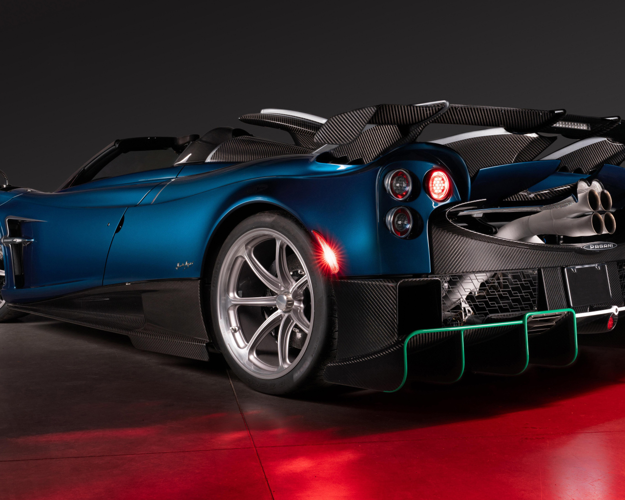 Вид сзади на спортивный автомобиль Pagani Imola Roadster