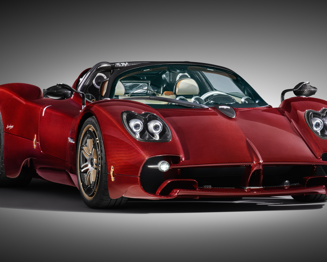 Красный спорткар Pagani Utopia Roadster 2024 года вид спереди