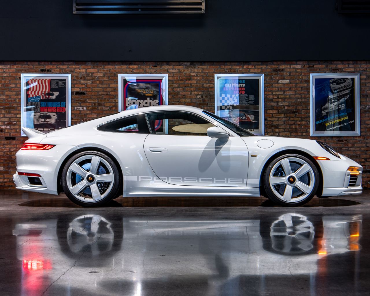 Автомобиль Porsche 911 Sport Classic 2024 года вид сбоку