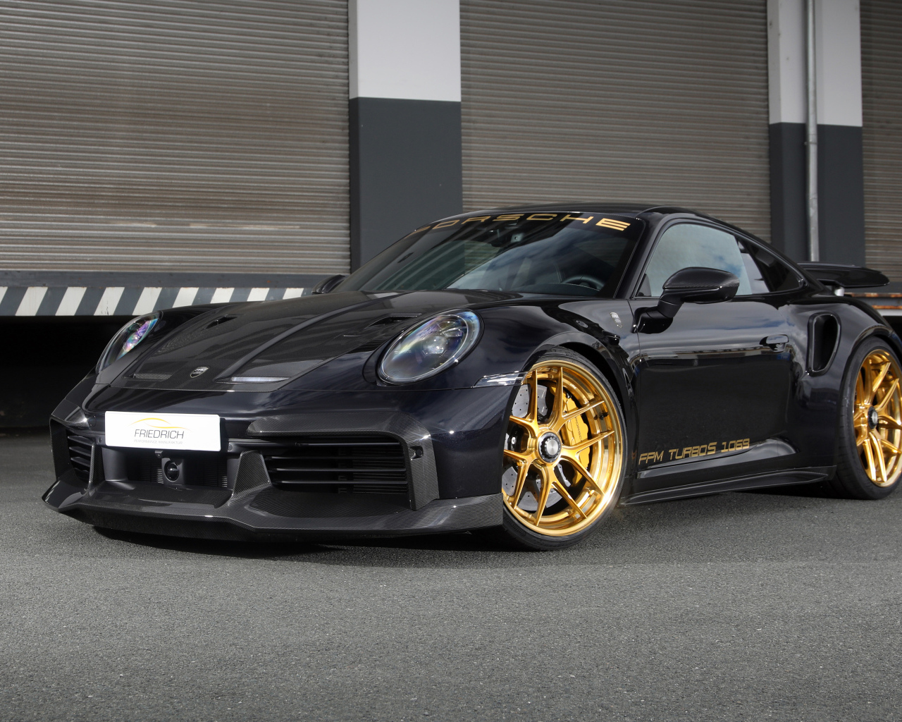 Черный автомобиль Porsche 911 Turbo S