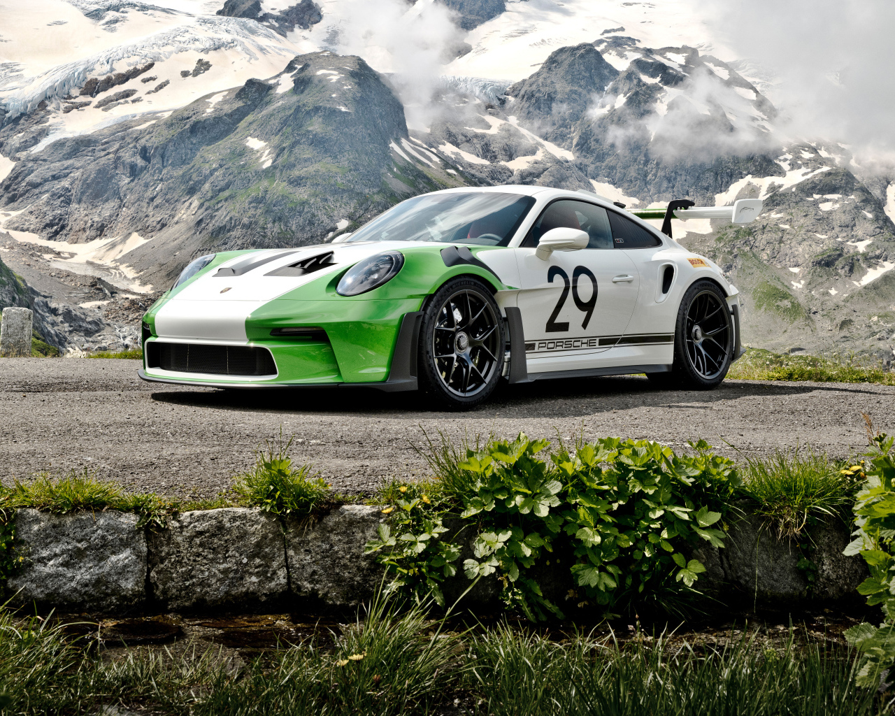 Гоночный автомобиль Porsche 911 GT3 RS на фоне гор