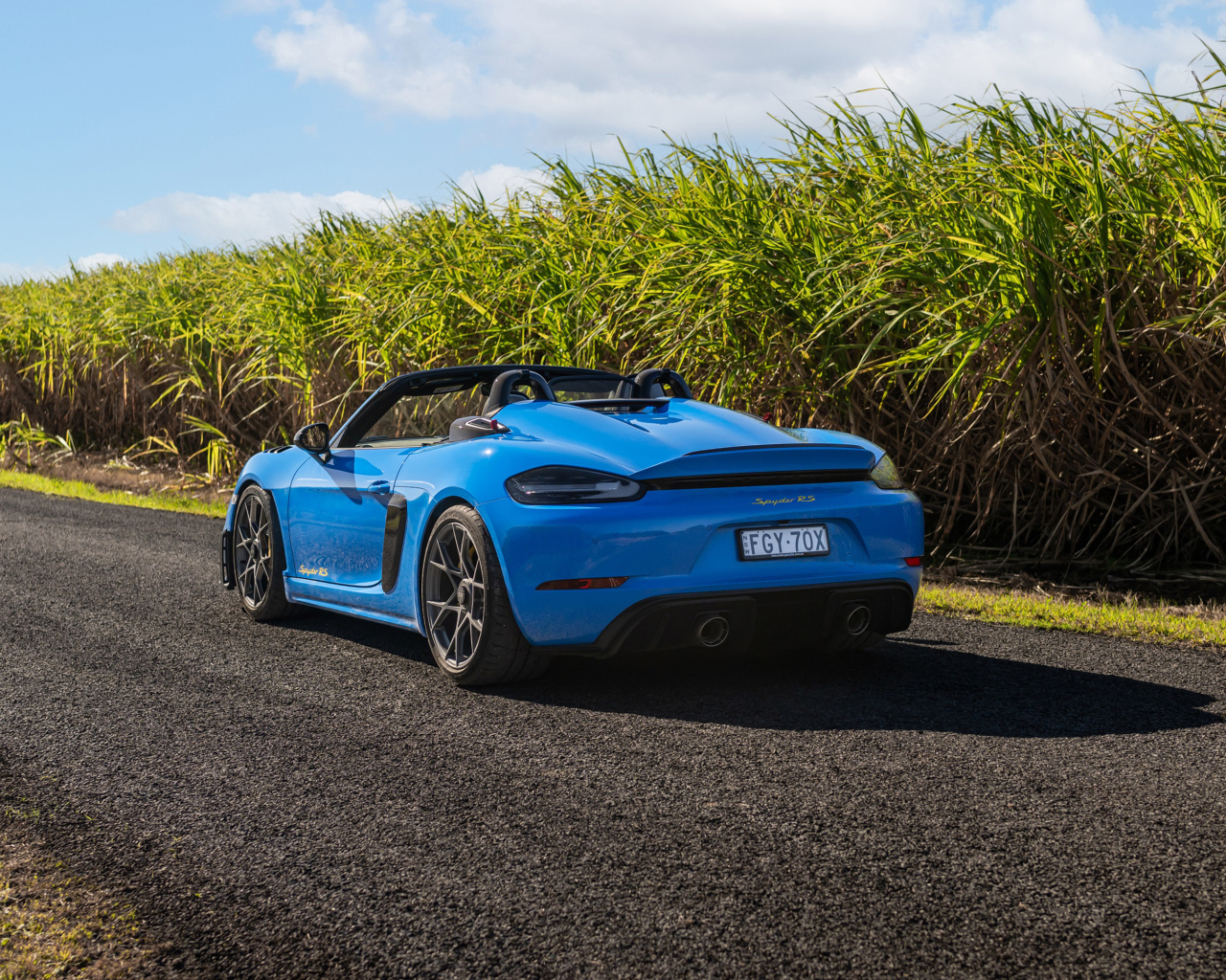 Вид сзади на автомобиль Porsche 718 Spyder RS Weissach Package 2024 года