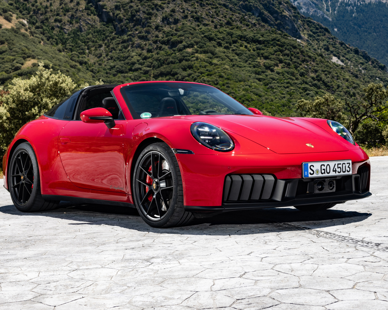Красный кабриолет Porsche 911 Targa 4 GTS 2024 года