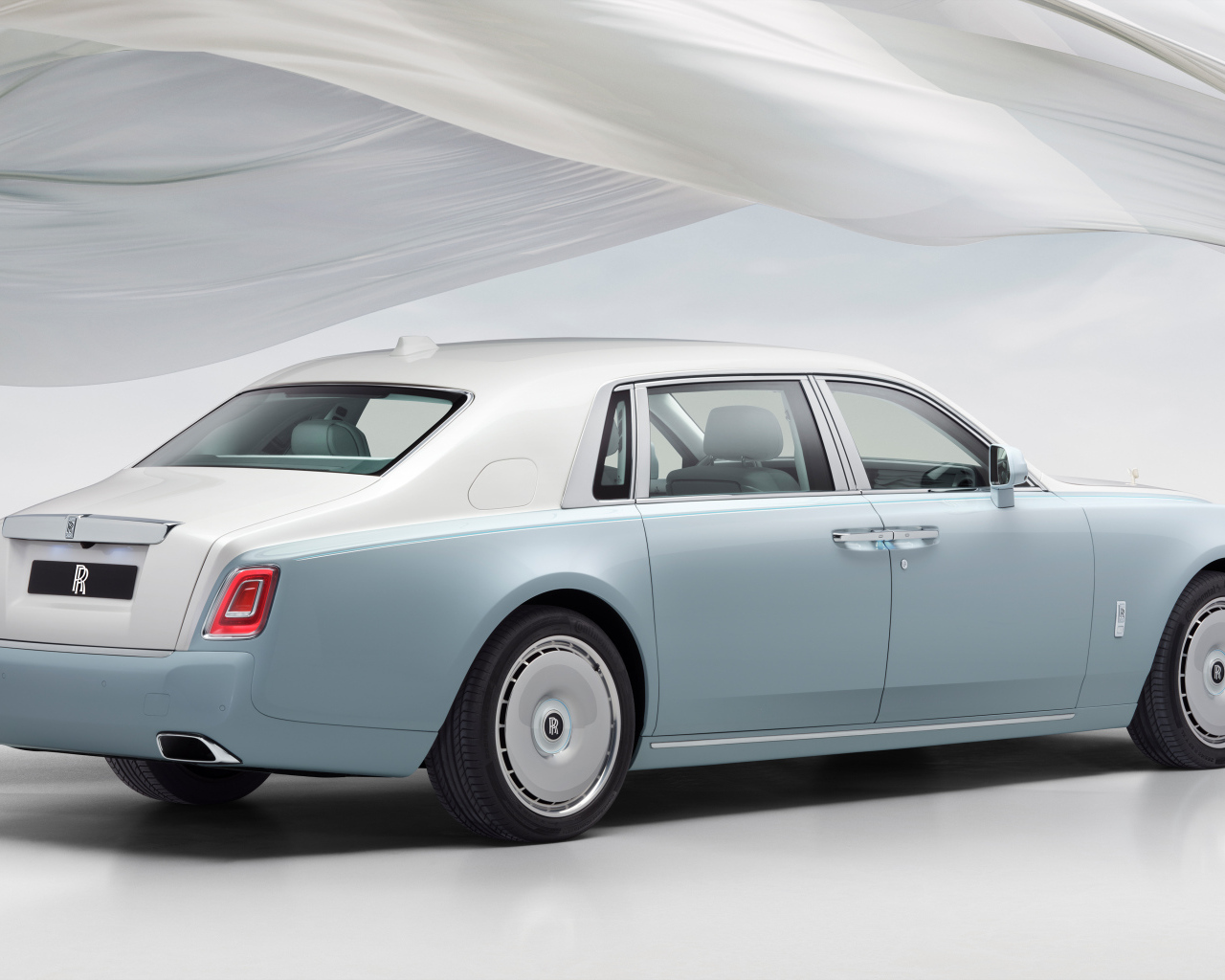 Автомобиль Rolls-Royce Phantom Scintilla 2025 года вид сзади