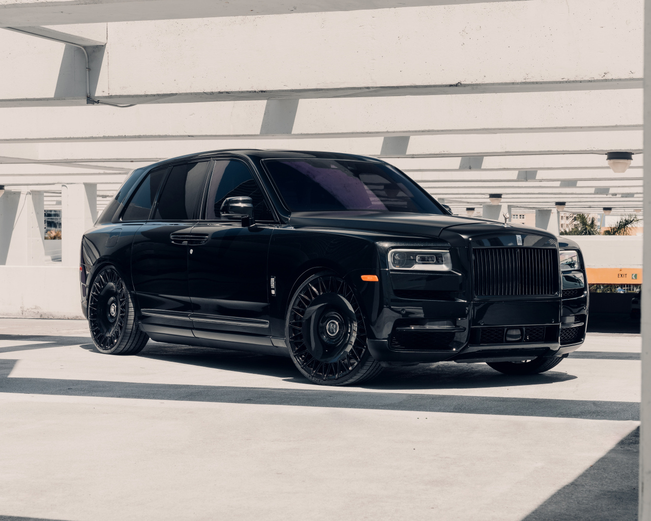 Большой черный Black Rolls-Royce Cullinan
