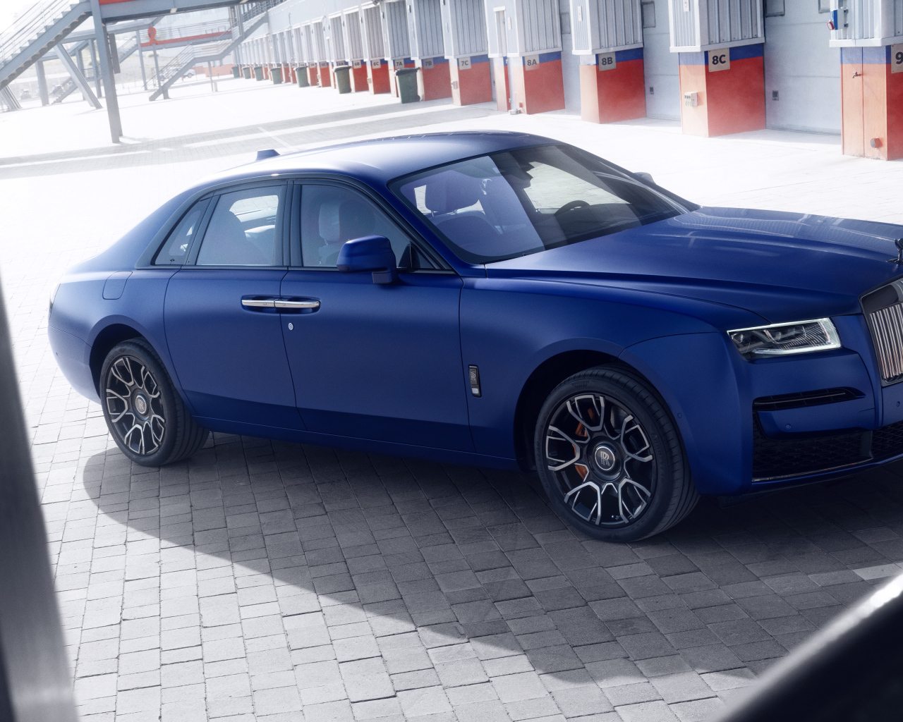 Синий автомобиль Rolls-Royce Black Badge Ghost CGI