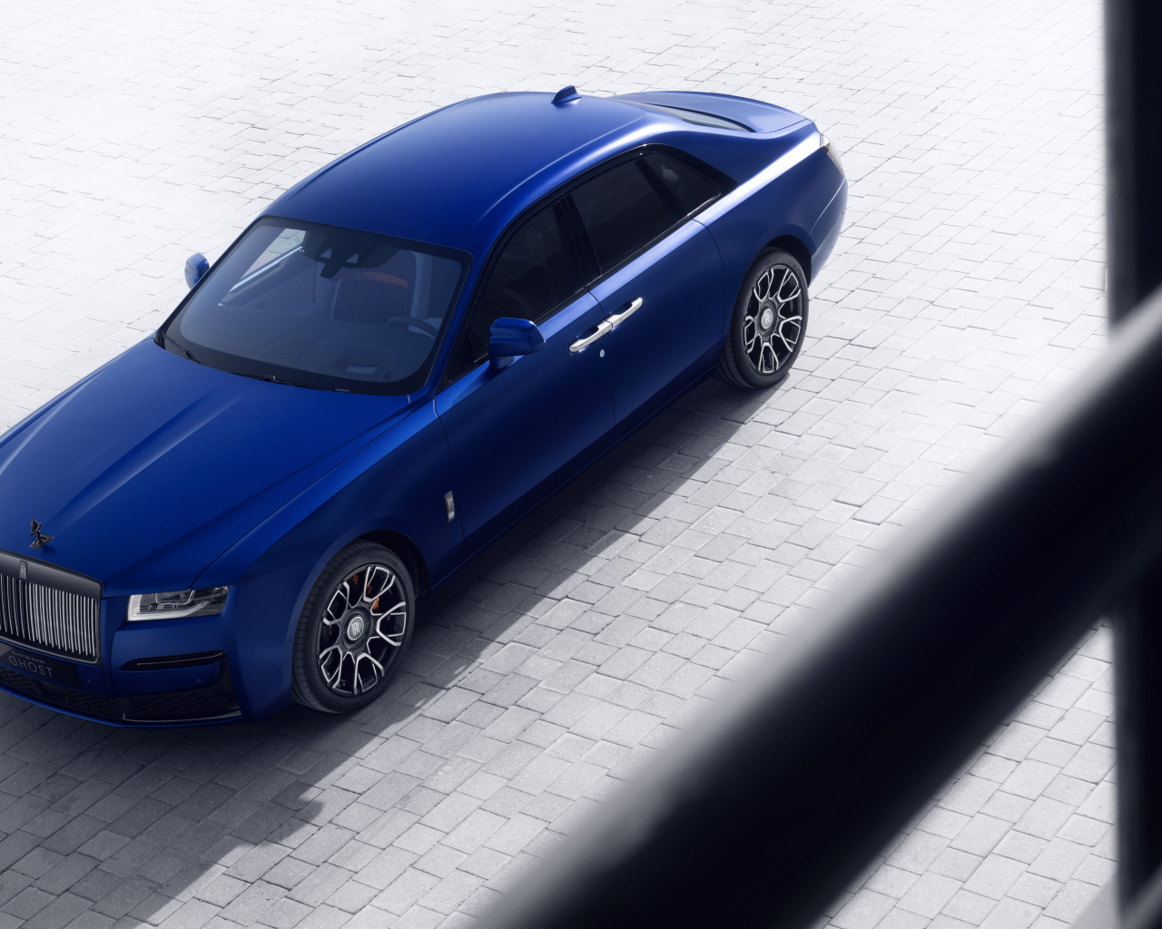 Синий Rolls-Royce Black Badge Ghost вид сверху