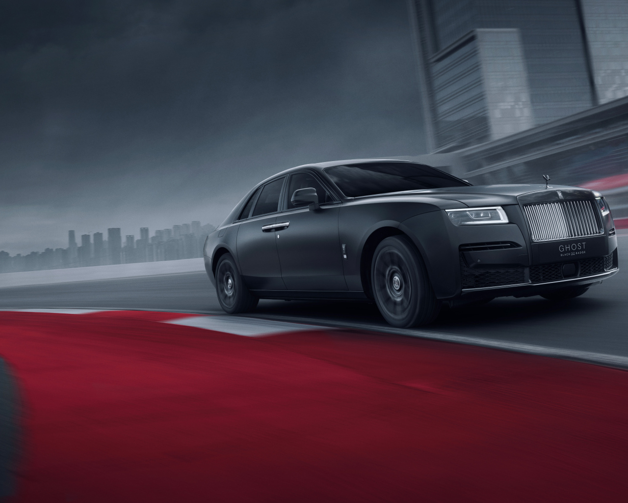 Дорогой черный автомобиль Rolls-Royce Black Badge Ghost