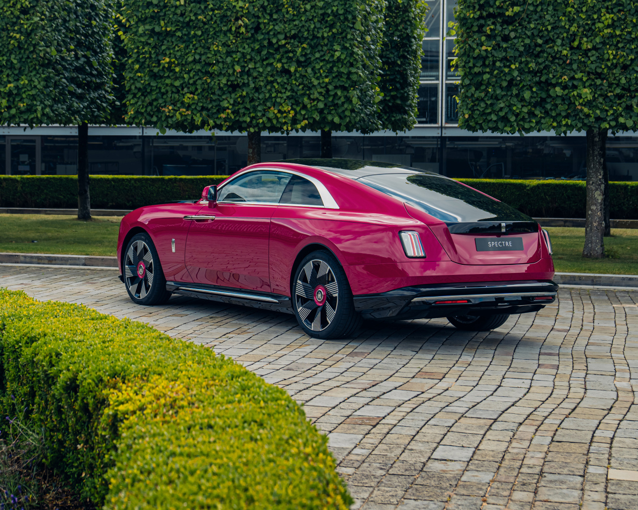 Розовый автомобиль Rolls-Royce Spectre