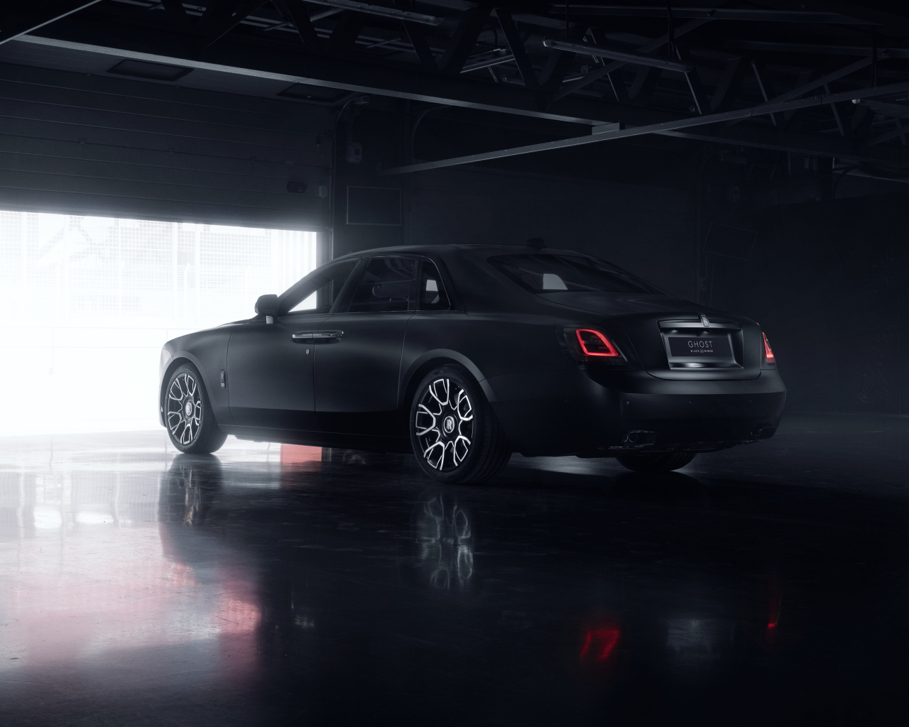 Вид сзади на автомобиль Rolls-Royce Black Badge Ghost