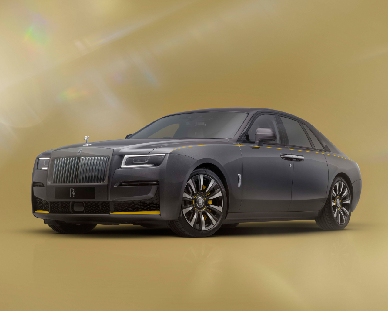 Серый автомобиль Rolls-Royce Ghost Prism Gunmetal