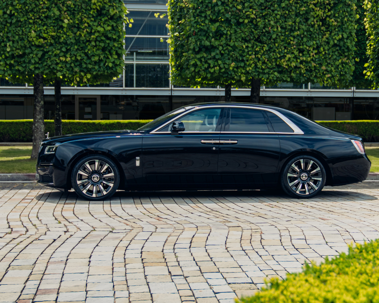 Вид сбоку на автомобиль Rolls-Royce Ghost