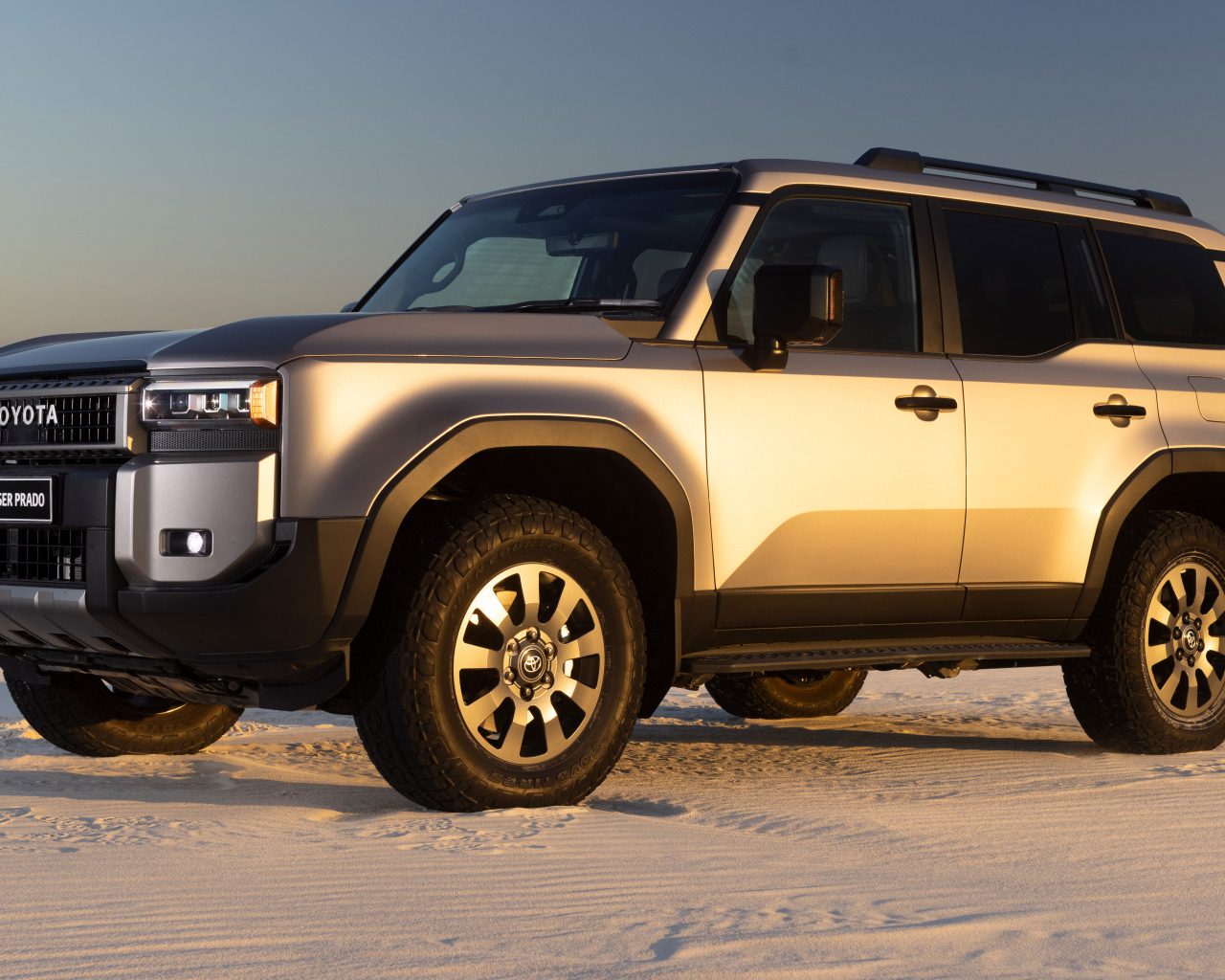 Внедорожник Toyota Land Cruiser Prado VX-R 2024 года на снегу