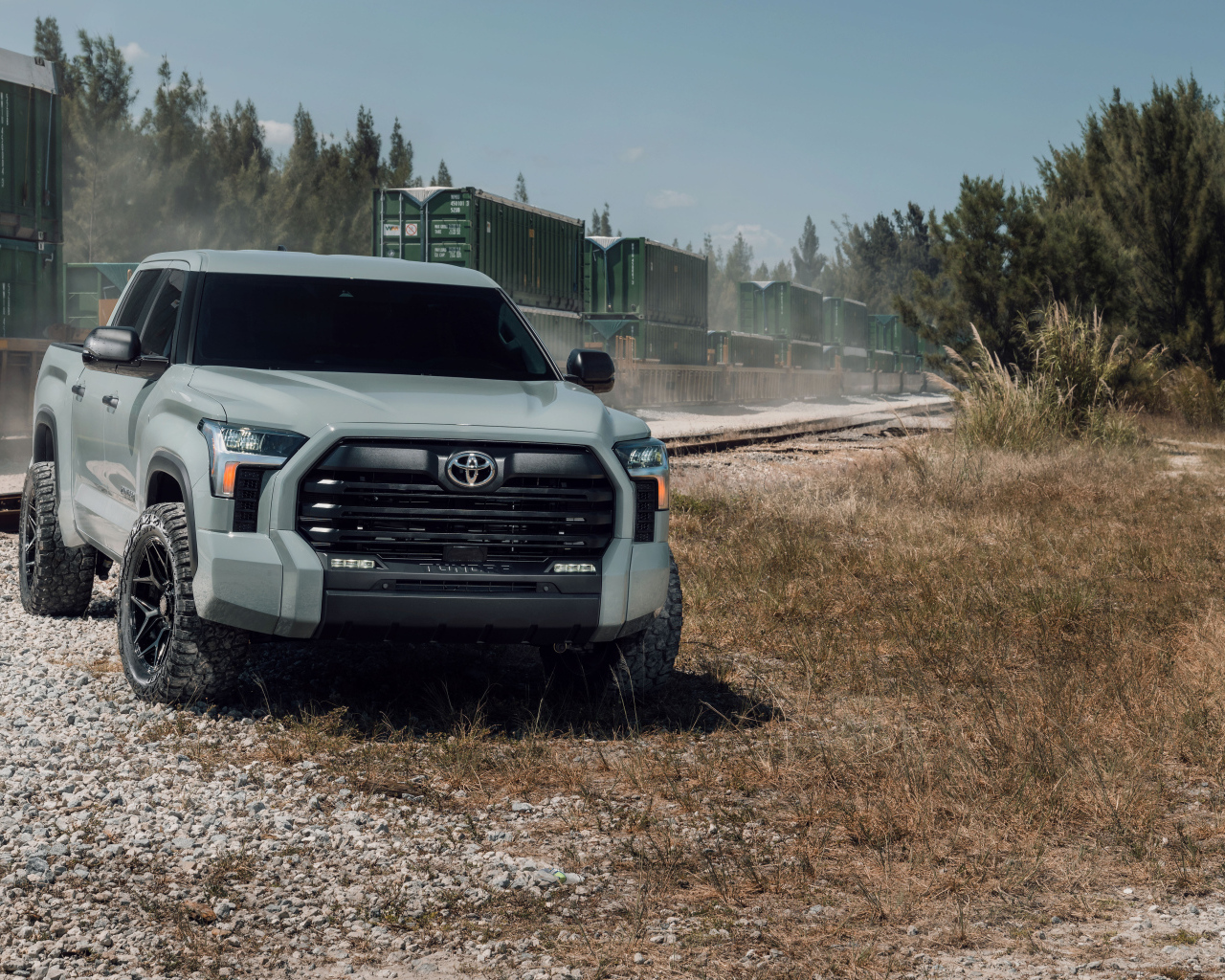 Большой внедорожник Toyota Tundra