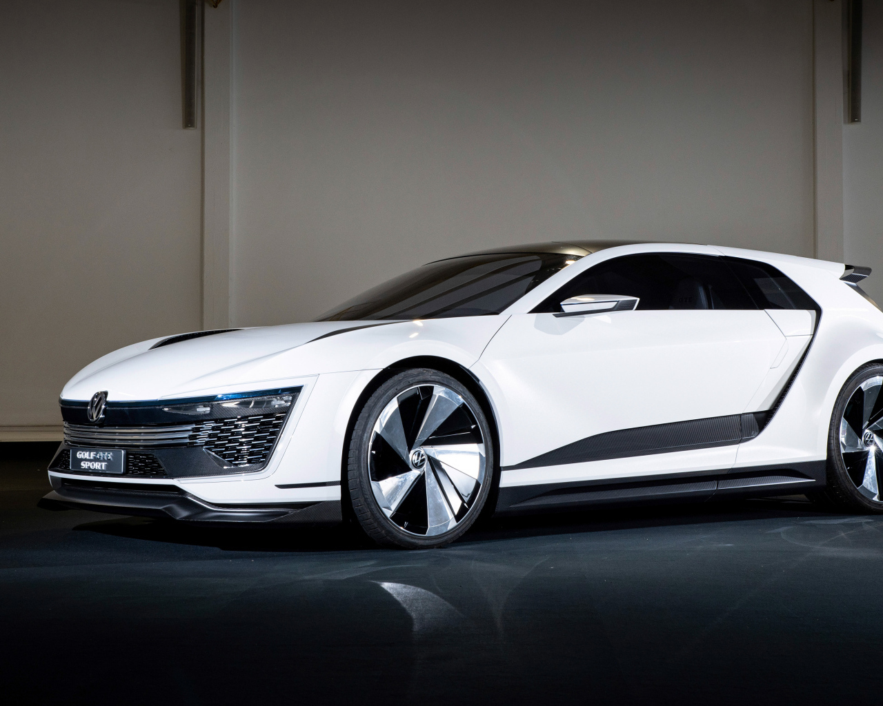 Белый Volkswagen Golf GTE