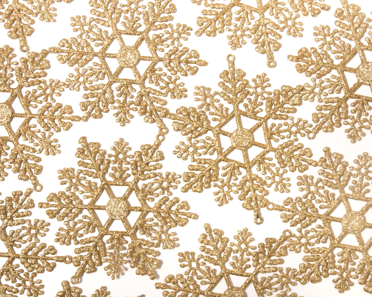 Золотые снежинки на белом фоне