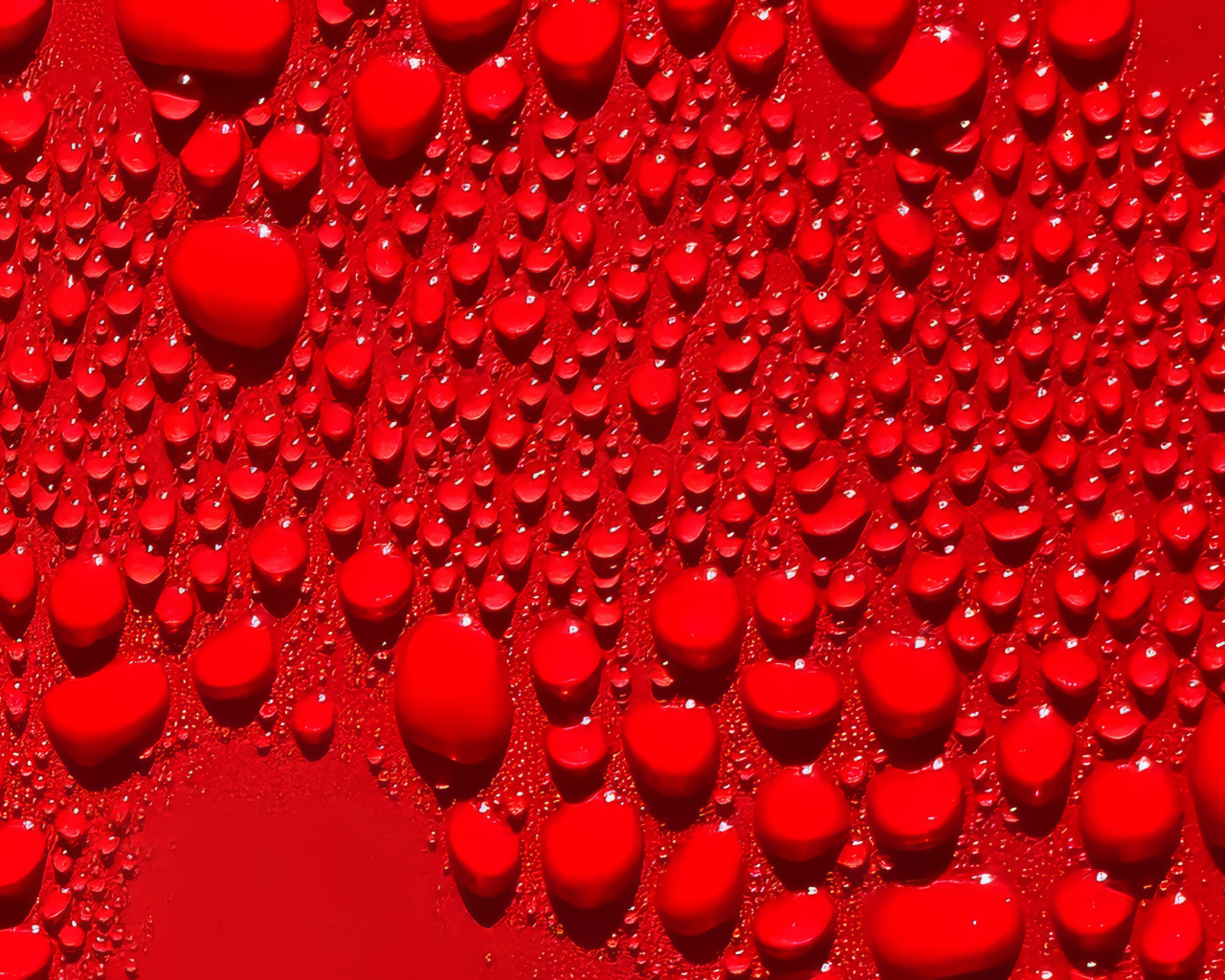 Капли воды на ярком красном фоне