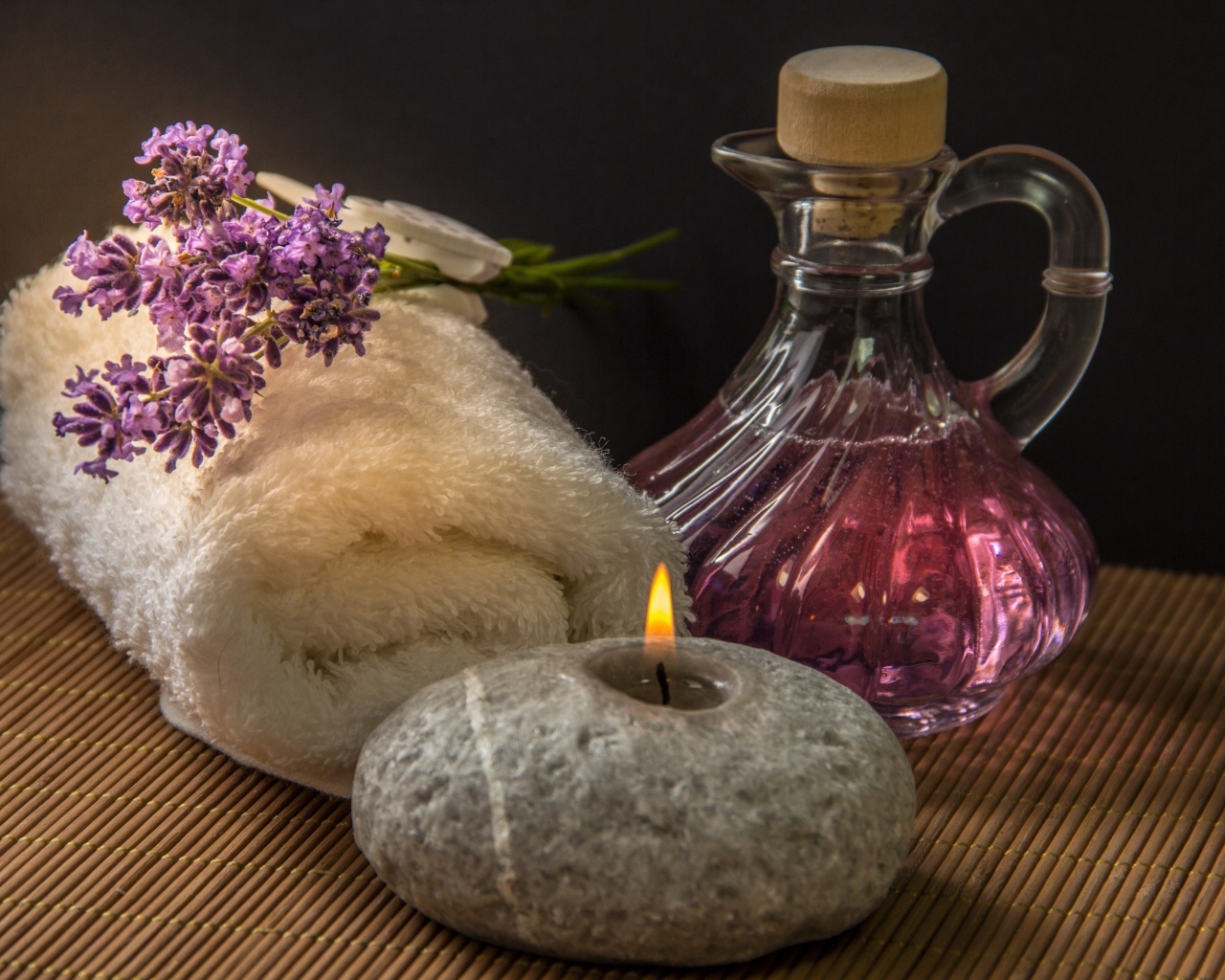 Ароматное масло со свечой, полотенцем и веточкой лаванды