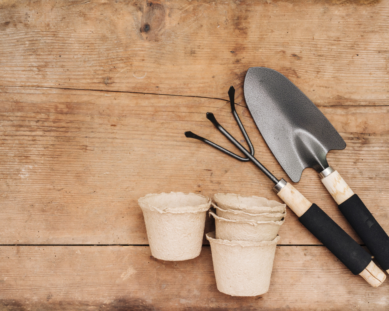 Садовый инвентарь на деревянном столе