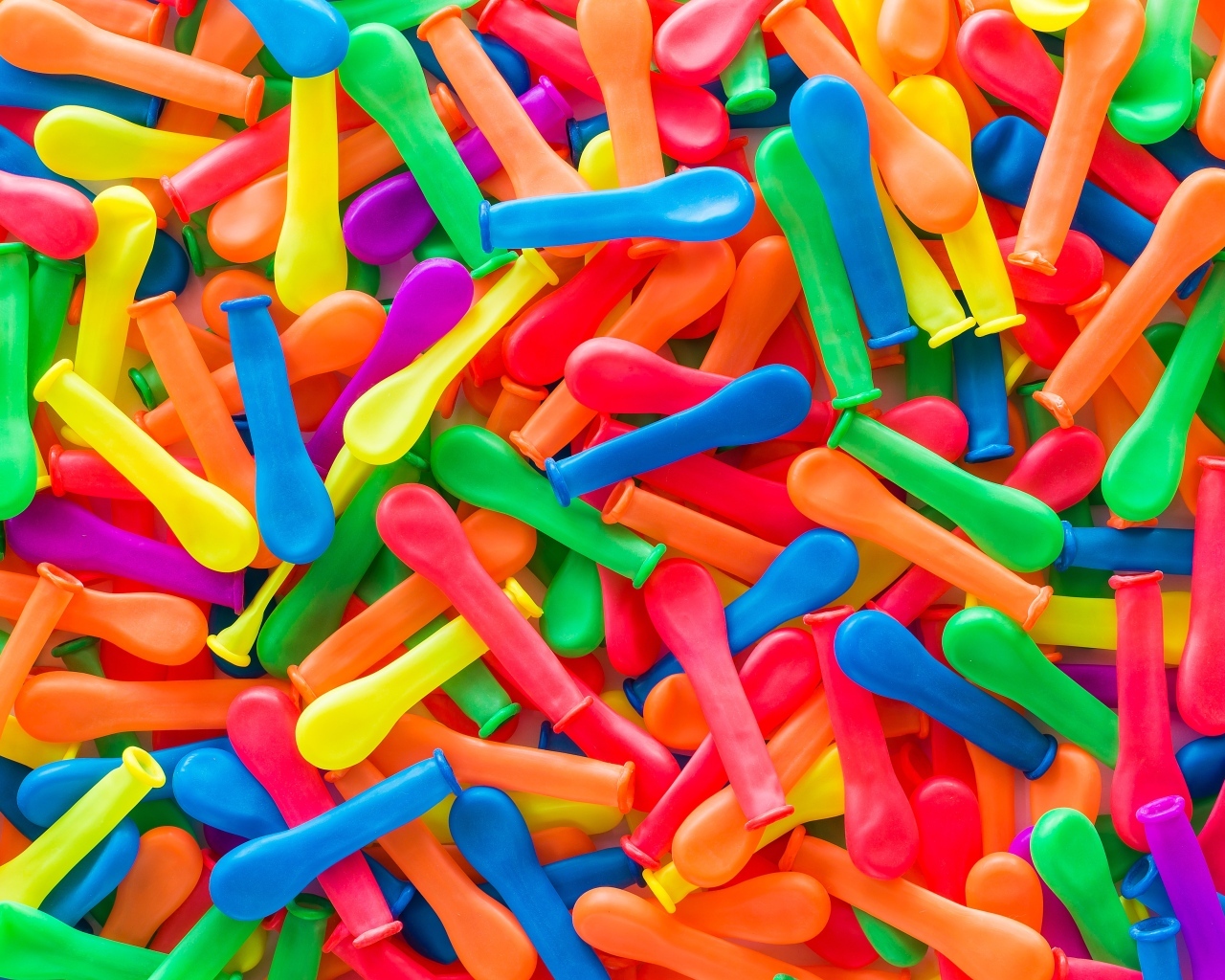 Много разноцветных новых воздушных шариков